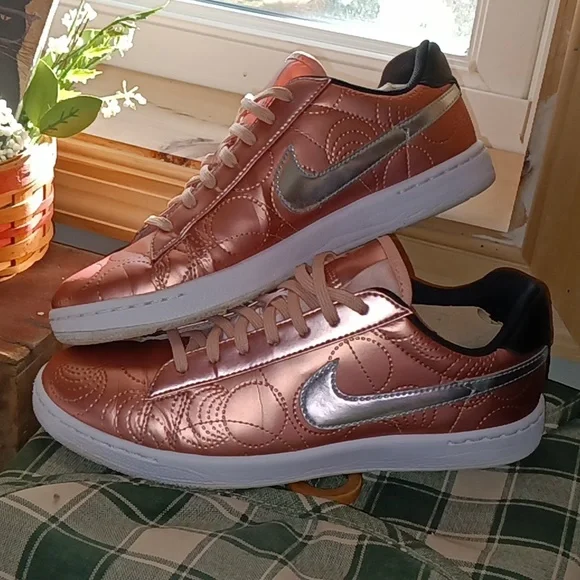 Ready To Wear! Women's Size 8 Rose Gold Silver Nike Sneakers Shoes - Picture 3 of 6